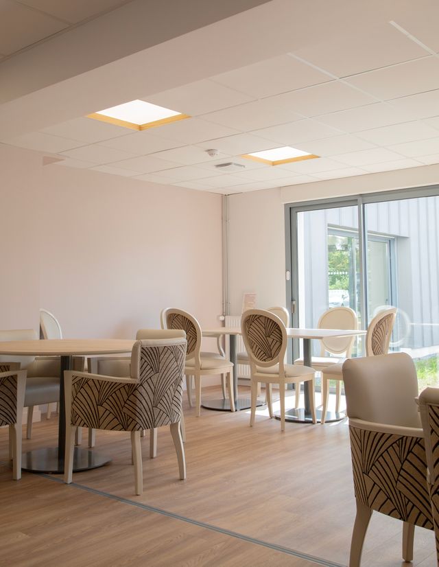 Salle commune d'établissement de soins éclairée par dalles LED encastrées