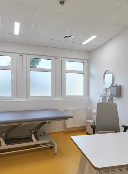 Salle d'examen médicale avec éclairage linéaire encastré