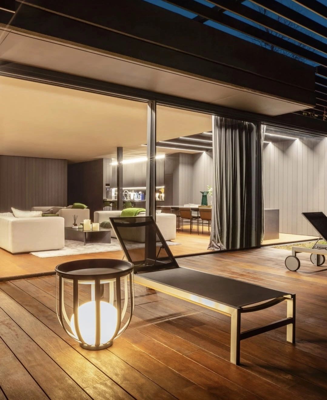 Espace de loisirs extérieur éclairé par lignes lumineuses et luminaire nomade