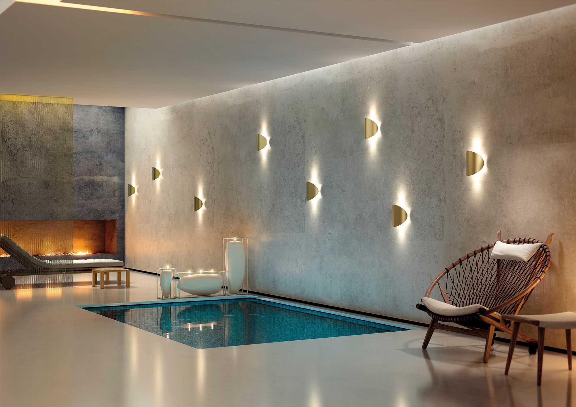 Piscine intérieure rythmée par des appliques murales dorées
