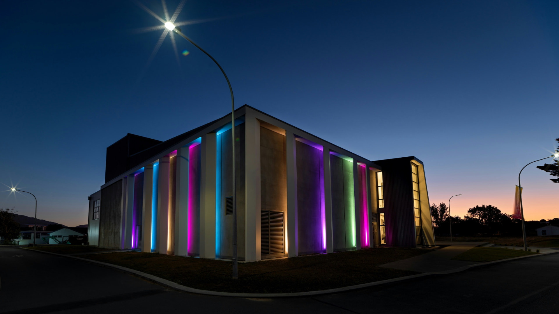 Façade industrielle mise en lumière par projecteurs LED colorés