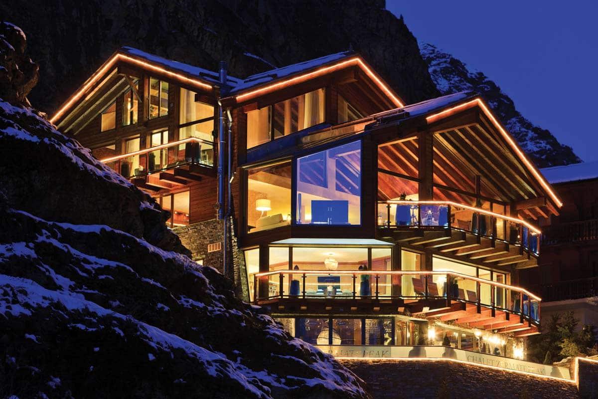 Chalet suisse éclairé par lignes LED en rive de toiture