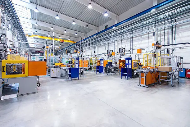 Atelier de production éclairé par suspensions industrielles LED