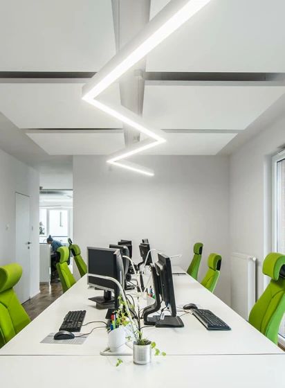 Plateau de bureaux éclairé par une ligne lumineuse LED en zigzag