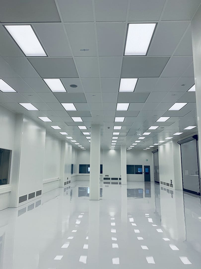 Salle blanche industrielle équipée de dalles LED encastrées au plafond