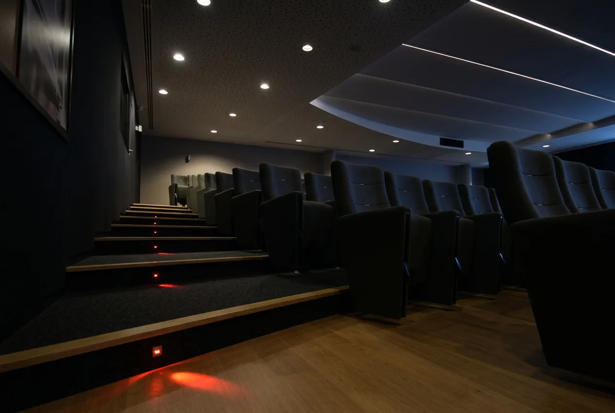 Amphithéâtre avec marches sécurisées par des spots LED rouges intégrés