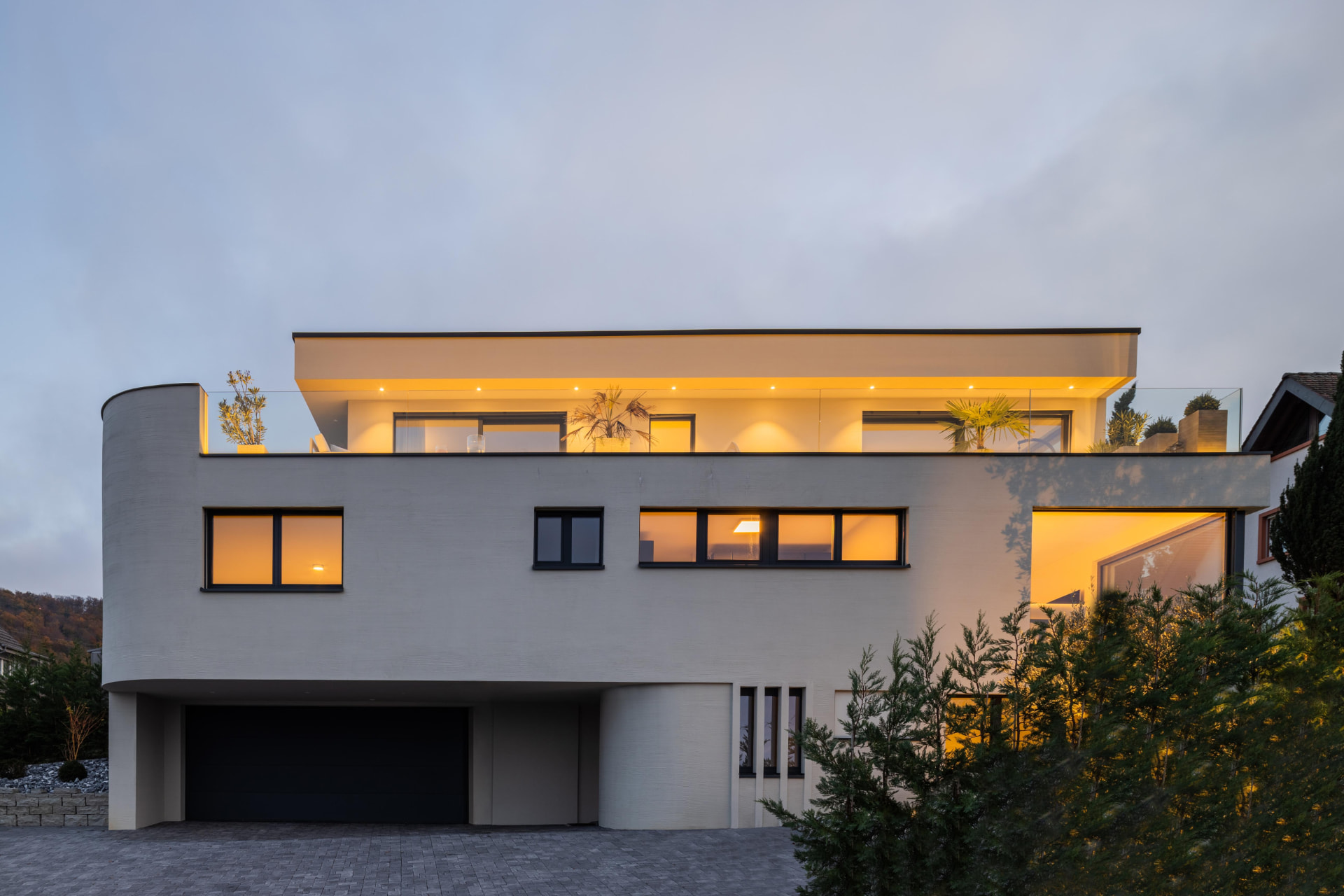 Villa contemporaine avec éclairage architectural de terrasse