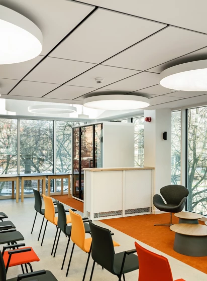 Salle de cours universitaire avec suspensions circulaires lumineuses