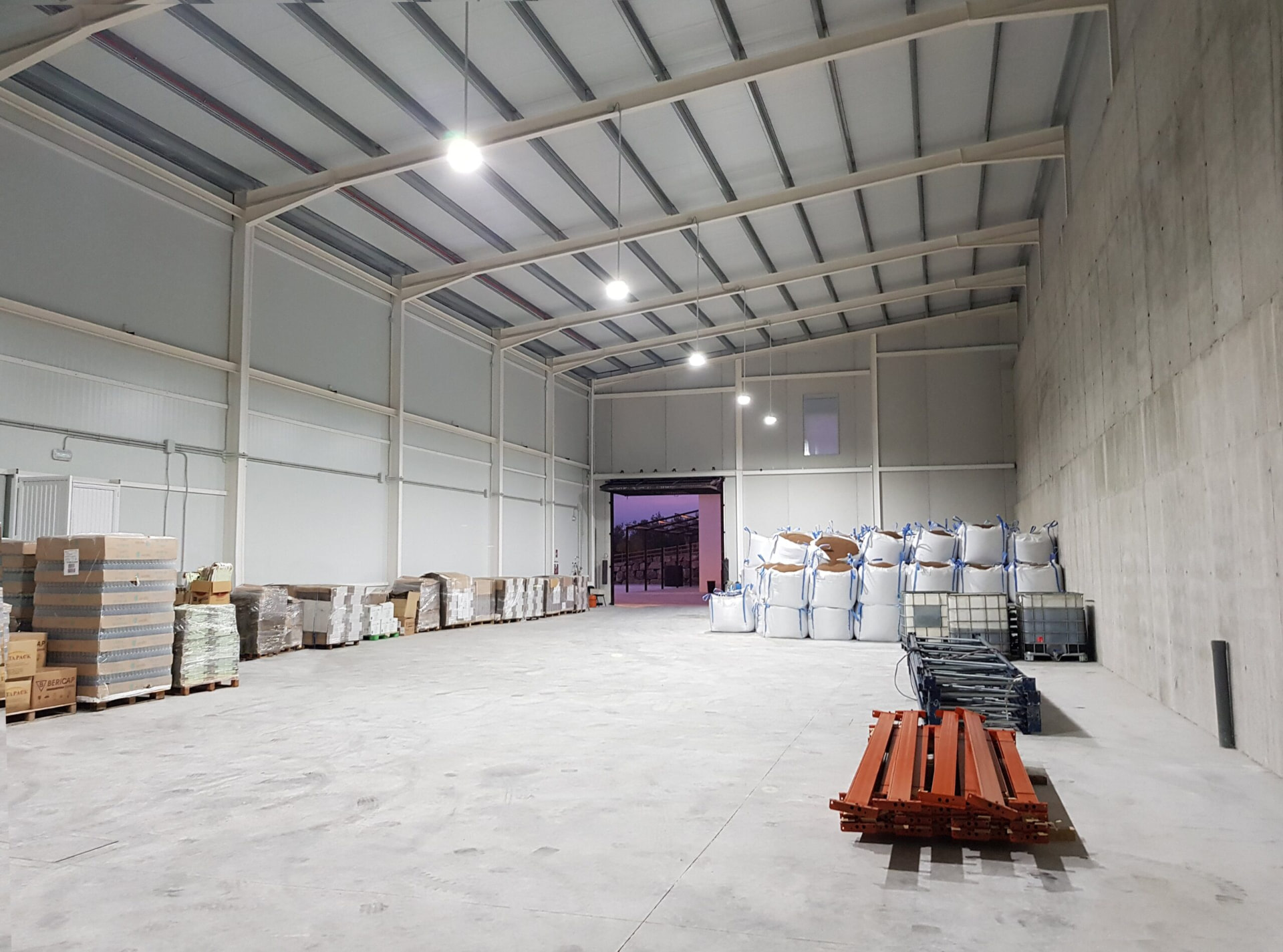 Entrepôt logistique éclairé par suspensions LED high-bay