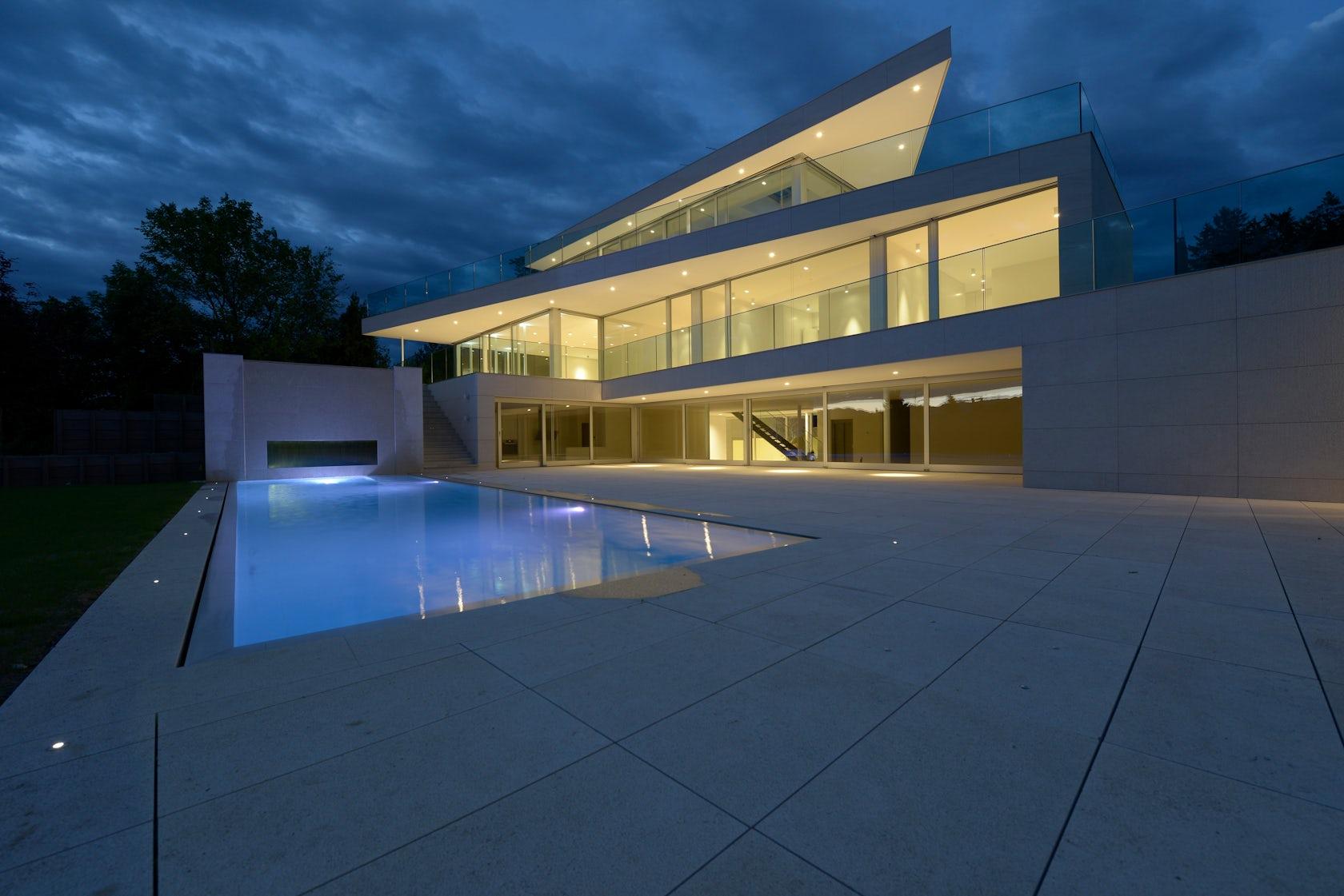 Villa suisse contemporaine avec éclairage architectural de façade et de piscine