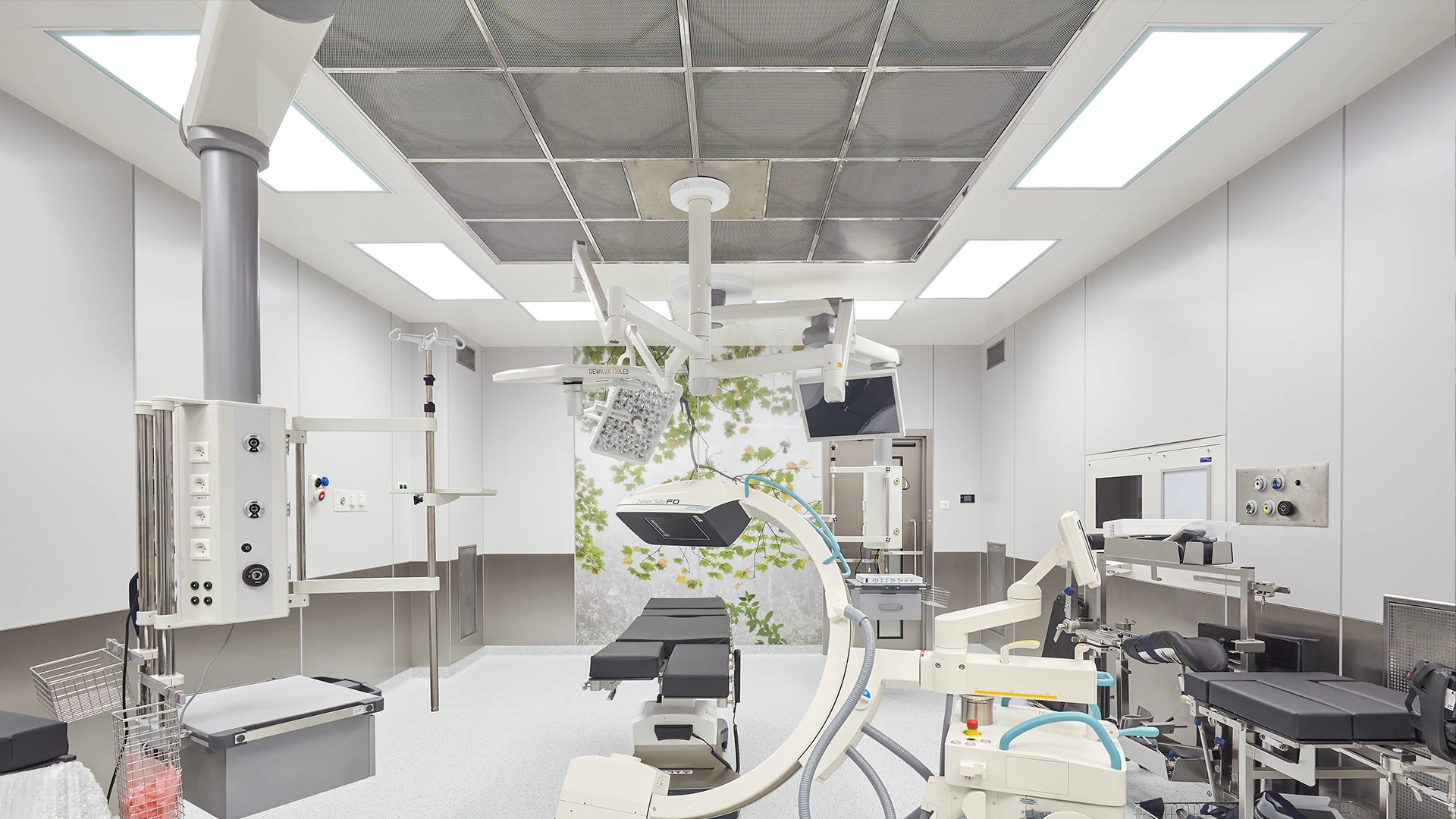 Bloc opératoire équipé de dalles LED clean room