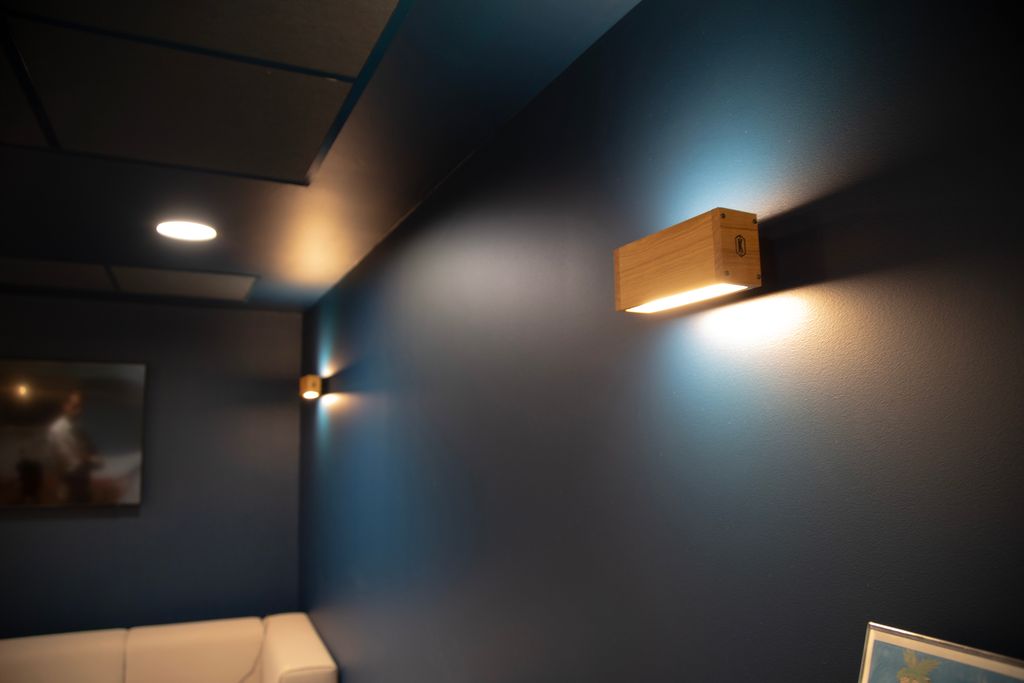 Espace de détente de bureau avec appliques murales en bois et encastrés
