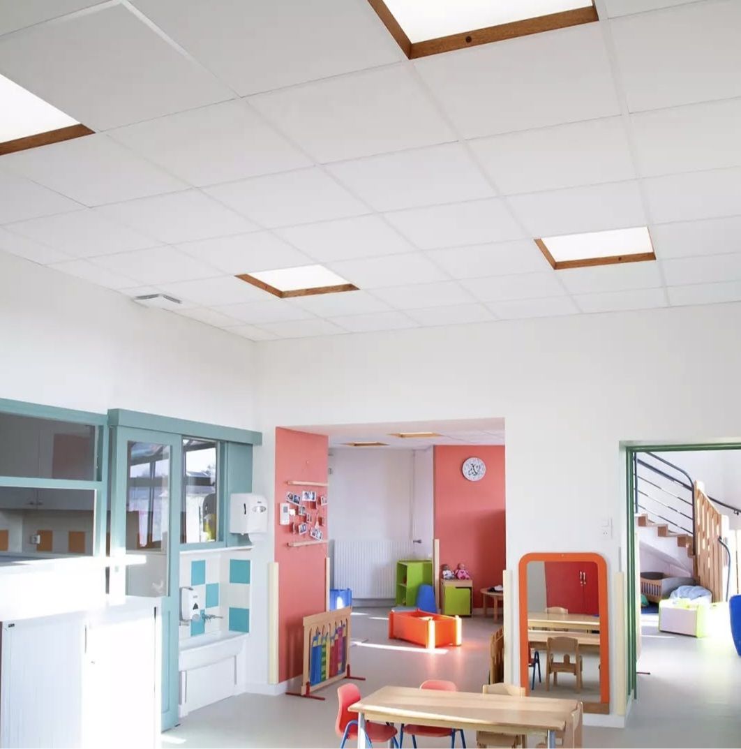 Espace de soin pédiatrique éclairé par dalles LED