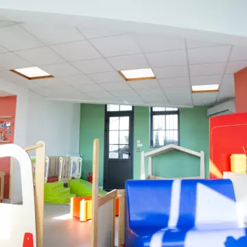 Salle d'éveil scolaire éclairée par dalles LED encastrées au plafond