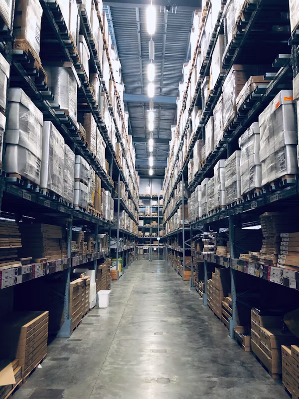 Site industriel éclairé par luminaires techniques