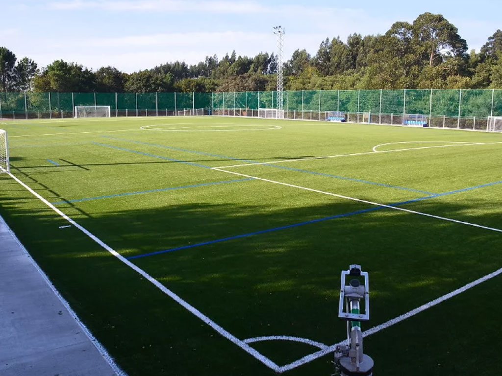 Terrain de football extérieur éclairé par des projecteurs sur mât